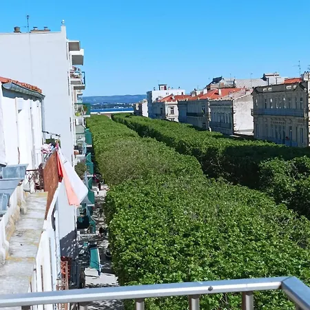 Overlooking The Elegant Avenue Victor Hugo Appartamento Sète